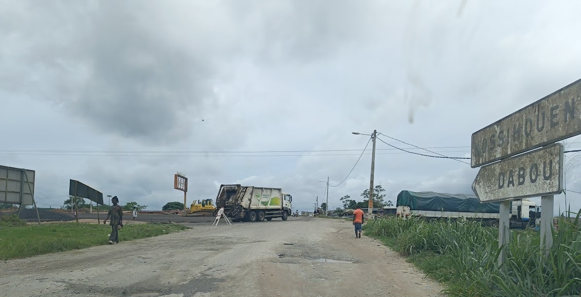 amion de ramassage ordures en partance pour le CVET de Kossihouen.